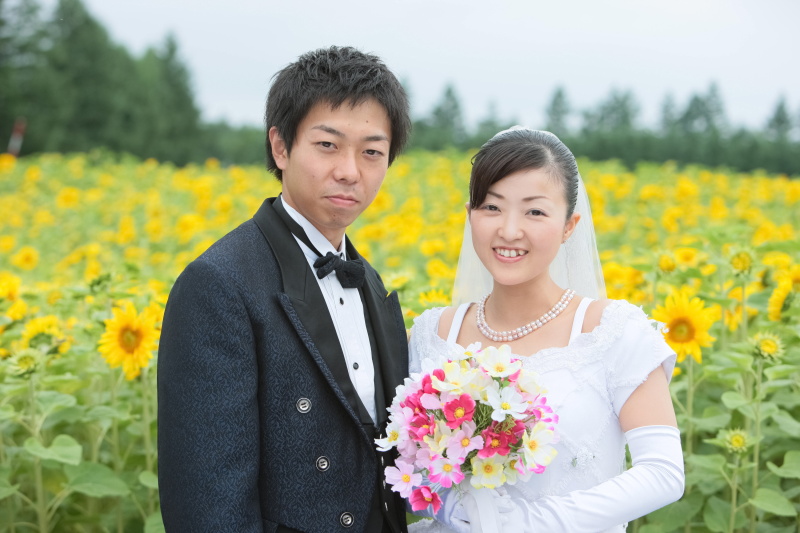 松橋さんご夫妻。夏の幸福駅周辺にはたくさんのひまわりが咲く