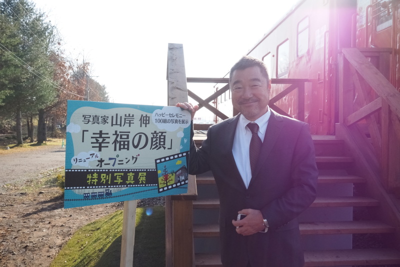 保存展示されているキハ22の前で