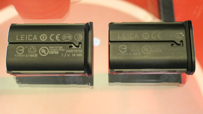 同梱バッテリーは大容量化した「BP-SCL6」（税込2万5,300円）に変更。（左：ライカQ3同梱の7.2V 16Wh。右：ライカQ2に同梱の7.2V 14Wh）。