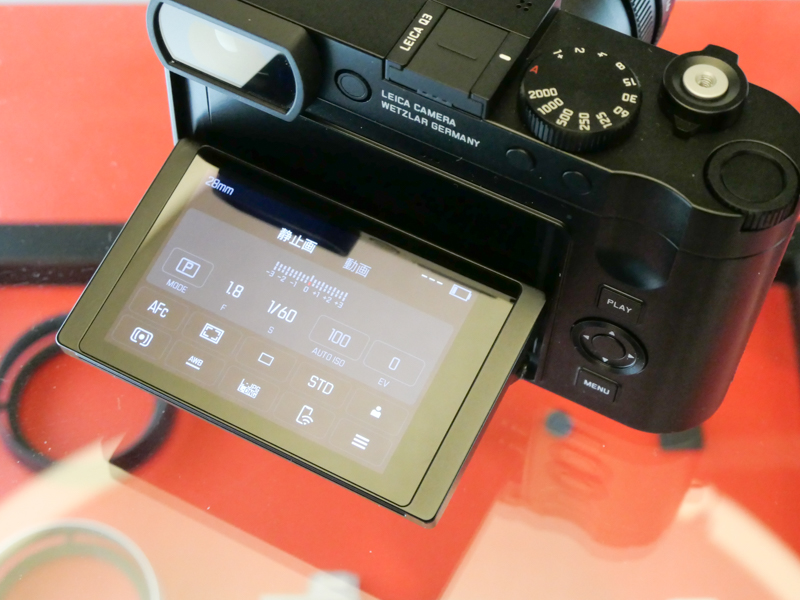 背面モニターが上下チルトに対応