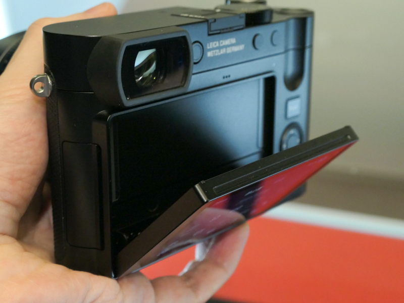 背面モニターが上下チルトに対応