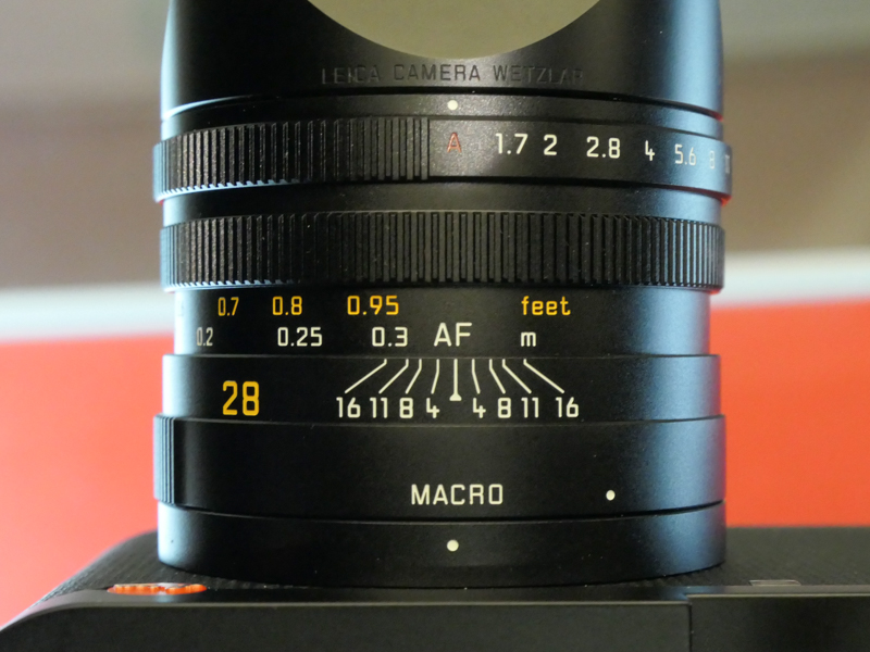 レンズ根元を「MACRO」位置に回転させると、最短0.17mのマクロモードに移行。被写界深度と距離の指標も切り替わる。