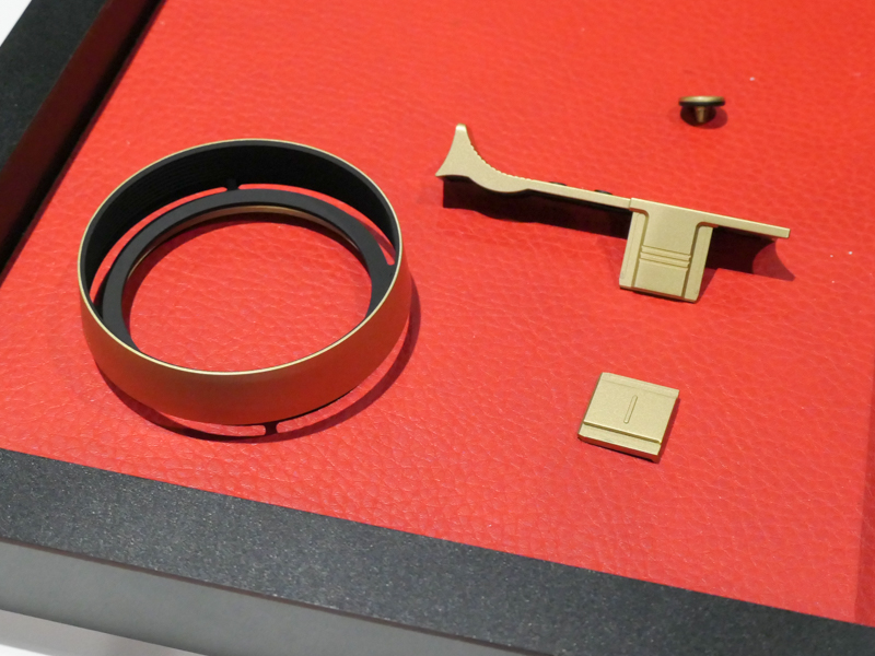 「ブラス」は真鍮製。表面にクリアを吹いているようで、スムースな手触り