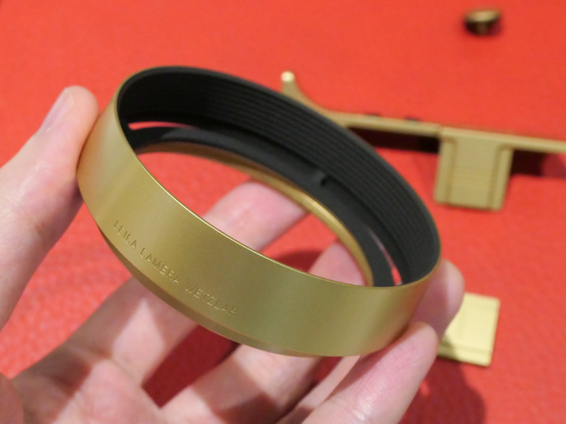 真鍮製のフードは重量があるため、装着時の感触にも注目