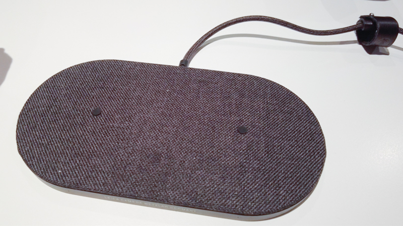 ワイヤレスチャージャー XL（HG-DC1用）。価格は税込2万6,400円。ライカQ3のほか、iPhoneやAirPodsといったQi対応デバイスへの対応も謳っている