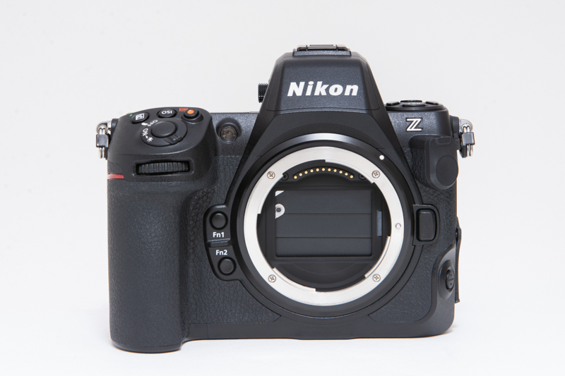 まさにZ 9からパワーバッテリーパックを分離させた形を持つZ 8。Z 9からは約30％、D850からは約15％もサイズダウンに成功している。電源オフ時はセンサーシールドが閉じて、ホコリなどから撮像素子を守ることができる。前面のFnボタンはZ 9は三つだがZ 8は二つ