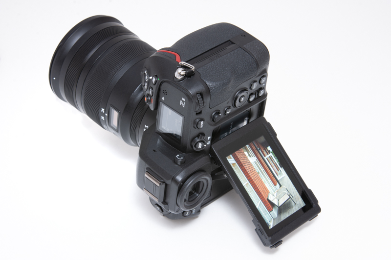 背面モニターはZ 9でも好評の4軸チルト式を採用。モニターを本体横に出すことなく、横位置でも縦位置でもチルト操作ができる