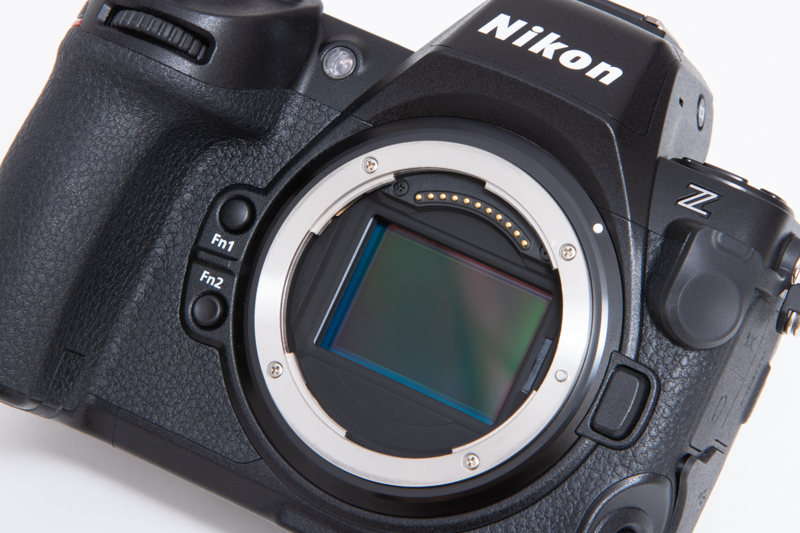 撮像素子はZ 9と同じ35mmフルサイズの4,571万画素。これだけの画素数がありながら、約20コマ/秒の高速連写も実現している。またメカシャッターは持たず、電子シャッターのみ。高速読み出しにより動体撮影でもローリングシャッター現象を抑制している