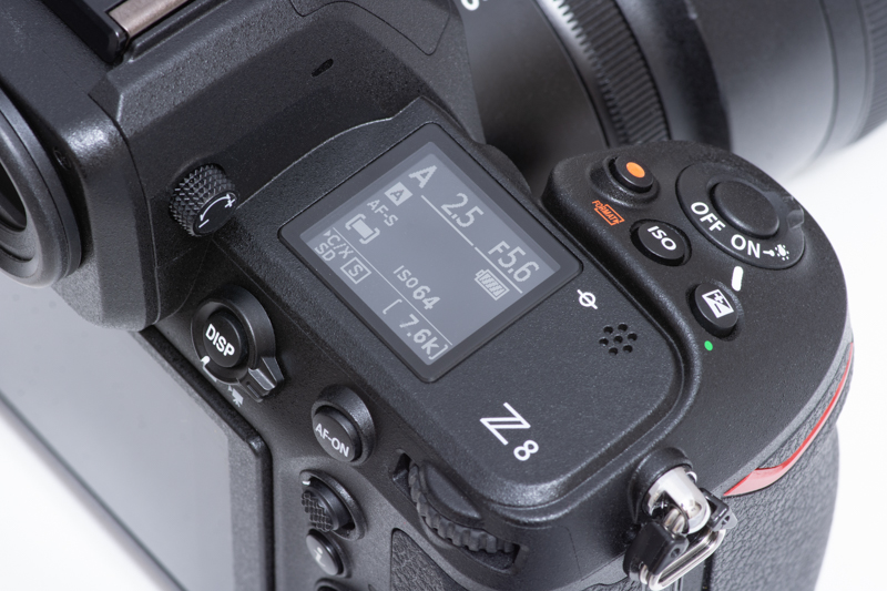 シャッターボタン側の上面もZ 9と同じレイアウト。各ボタンもニコンユーザーならお馴染みの配置だ