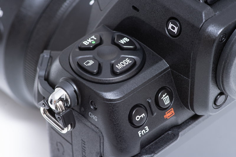 上面の左側はニコンの高級機の証である通称“四つ葉ボタン”を採用。Z 9も同じだが、Z 8はレリーズモードダイヤルがなく、ボタン左のレリーズモードボタンを押して設定する。おかげでZ 9よりスッキリした印象だ