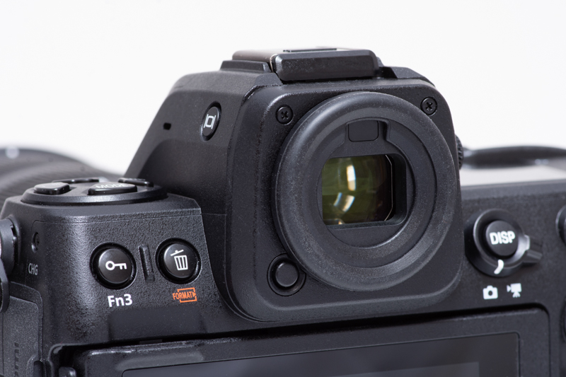 電子式Quad-VGA OLEDファインダー。約369万ドットの高精細を持ち、視認性がとても高い。またシャッターを切ってもブラックアウトせず、高速連写中も被写体を追いやすい