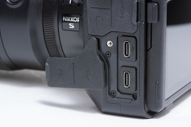 USB Type-Cを二つ装備する。Z 9のLANポート（RJ-45）はないが、USB経由でLAN接続が可能だ。また下のUSBで充電・給電もできる