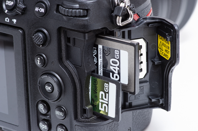 メモリーカードはD850と同じCFexpress（Type B）とSDカード（UHS-II対応）のダブルスロット。スロットカバーもD850と共通の後方へスライドさせて開ける方式なので、D850ユーザーはスムーズにZ 8へ移行できる。Z 7IIやZ 6IIからのステップアップでも嬉しいところ