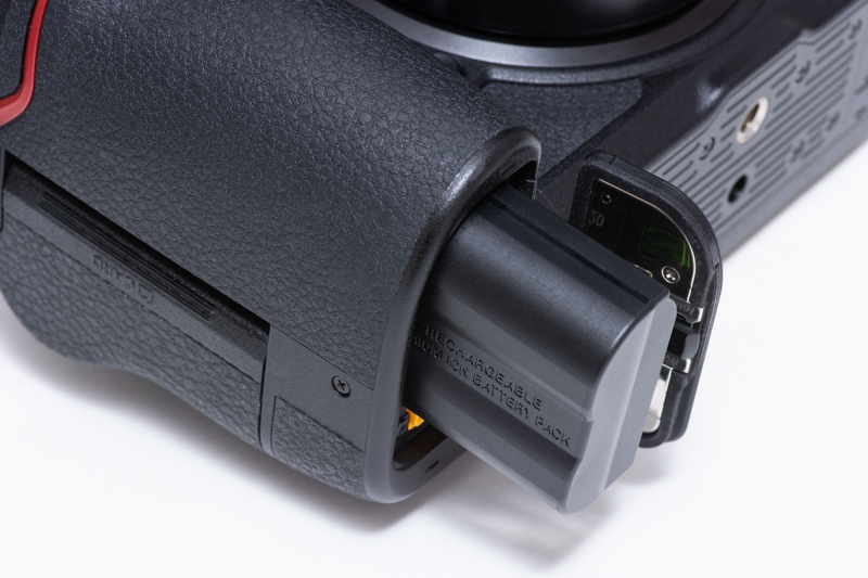 バッテリーもD850と互換性のあるEN-EL15c。D850用のEN-EL15bやEN-EL15aも使用可能だ。ただし撮影可能コマ数は少なくなる