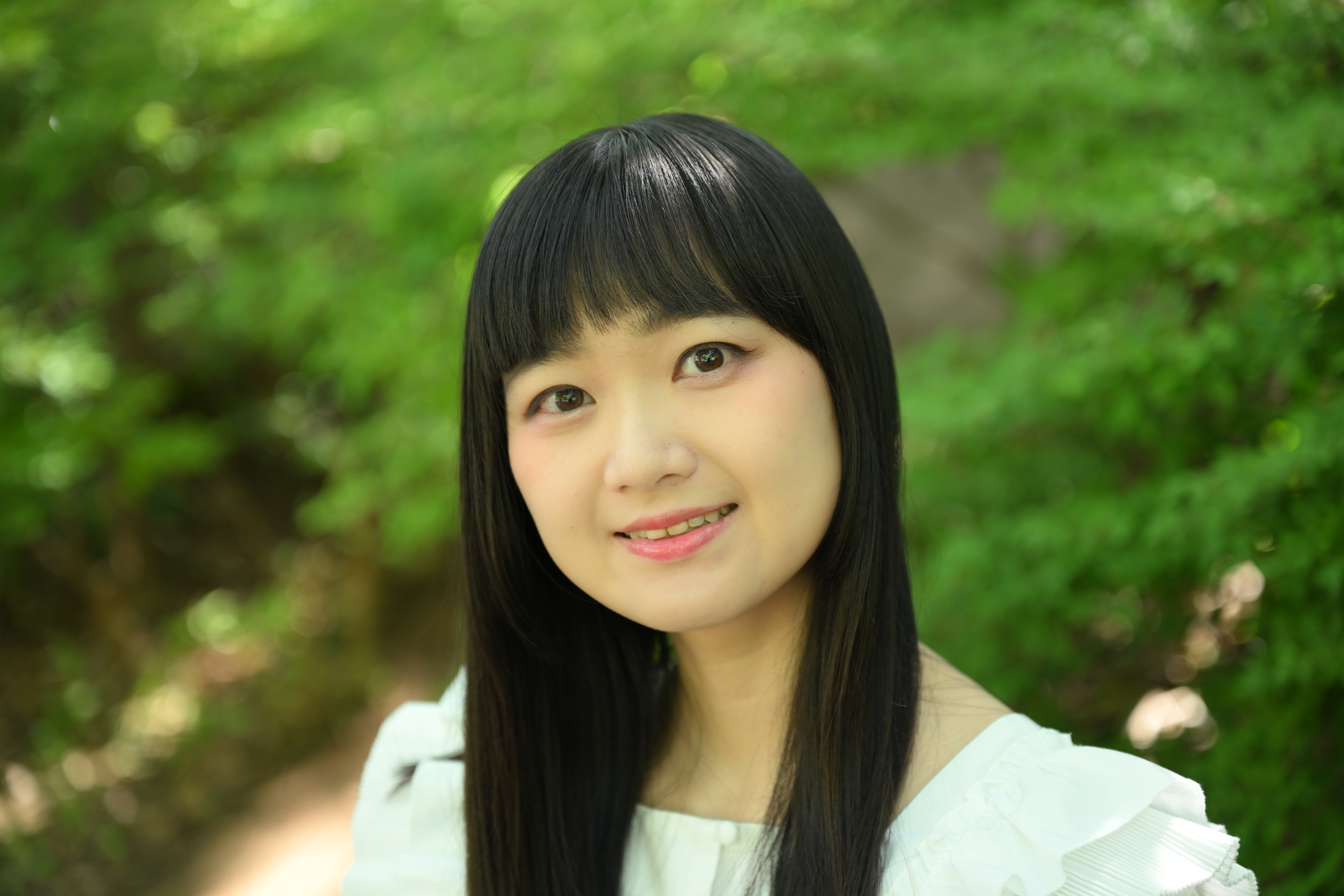 こちらはWBを晴天に設定。ご覧のように葉の緑が肌にかぶってしまった。AWBの精度の高さがわかる<br><span class="fnt-85">Z 8／NIKKOR Z 24-70mm f/2.8 S／70mm／絞り優先AE（F2.8、1/160秒、±0.3EV）／ISO 400／WB：晴天</span>