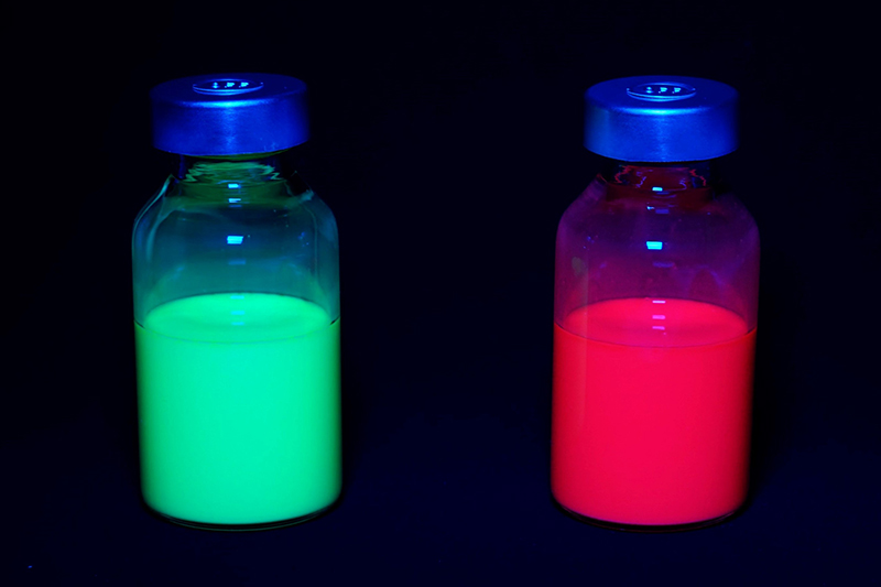 ペロブスカイト量子ドットインクが発光している様子