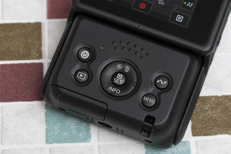 ボタンは背面下部に集中しており、親指で押すイメージ