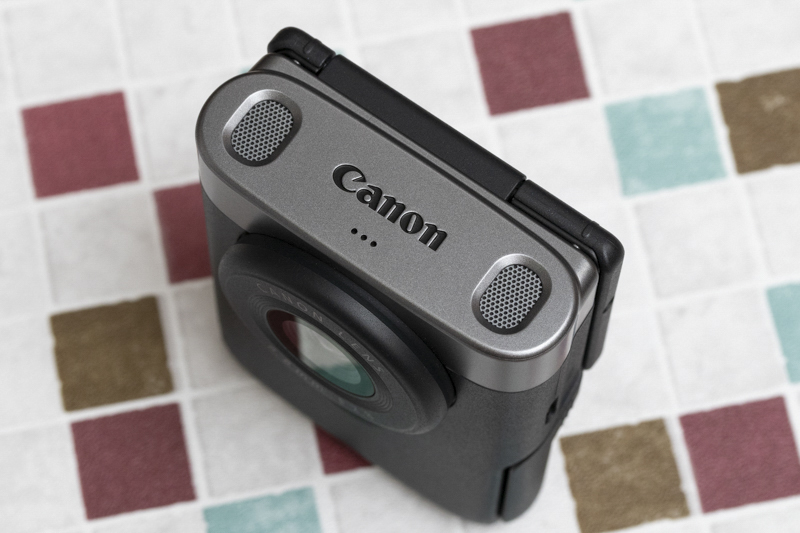 上部にステレオマイクを装備