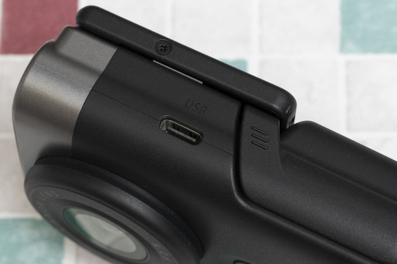 側面のUSB Type-C端子で充電を行う