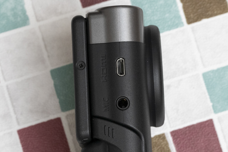 反対側にHDMI-micro端子とマイク端子を備えている