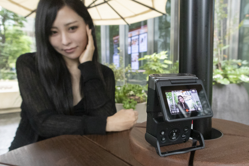 内蔵スタンドで簡単に立てることができる。2.0型の液晶モニターは上下可動式