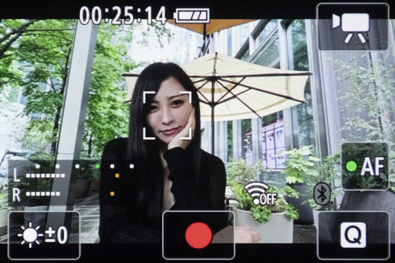 画面はタッチ式。録画ボタンやQ SETも親指で押せる位置にある