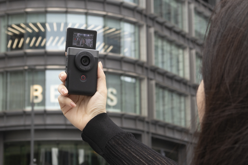 自撮りのイメージ。前面の赤いボタンで録画が開始される