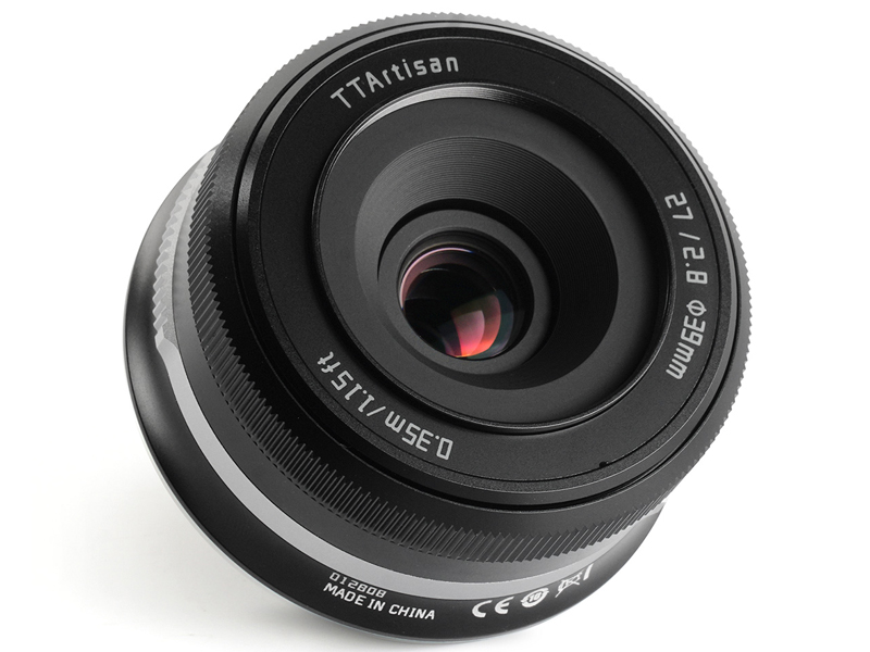 ニコン Z マウント用。絞りリングがシルバーになっている