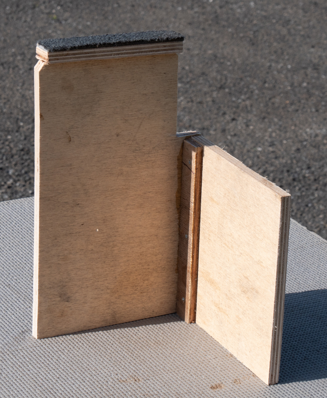 つっかえ棒と書いたが、このようにベニヤ板をL字に組んだもの