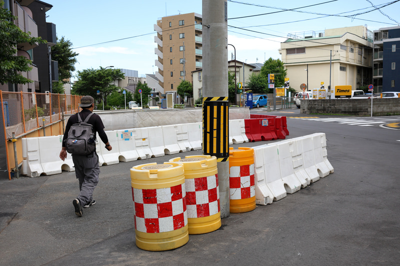 体が勝手に動くように撮影してしまうこともよくあるのですが、街の時代の記録という意味でもスナップは役立つんじゃないかと。<br>EOS R8／RF24-50mm F4.5-6.3 IS STM／絞り優先AE（35mm・F8・1/1,000秒）／ISO 400