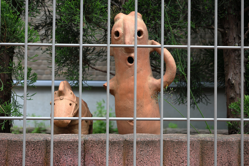 意地悪をして金網を移して歪曲収差を見てやろうと考えましたが、実にきっちりとキメてきました。DLOの威力もあると思いますけど。<br>EOS R8／RF24-50mm F4.5-6.3 IS STM／絞り優先AE（50mm・F8・1/320秒）／ISO 400