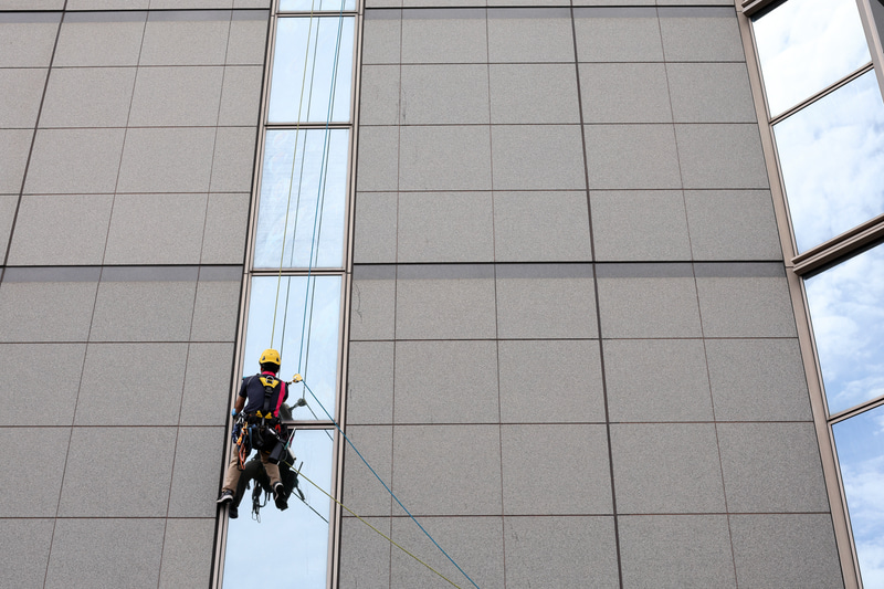 高所恐怖症気味の筆者は高所作業できる人をリスペクトしているので必ず撮影します。DLOの補正のおかげか、大きな欠点はカバーしていますが、そうギンギンには写らないことも実は気に入っています。<br>EOS R8／EF50mm F1.4 USM／絞り優先AE（F8・1/800秒）／ISO 400