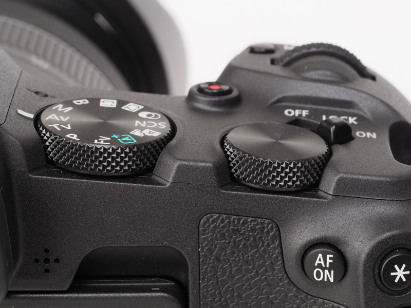 ダイヤル上部がボディよりも過剰に上に出っ張らないように考えられているのはいいですね。収まりがよく感じますしスマートであります。