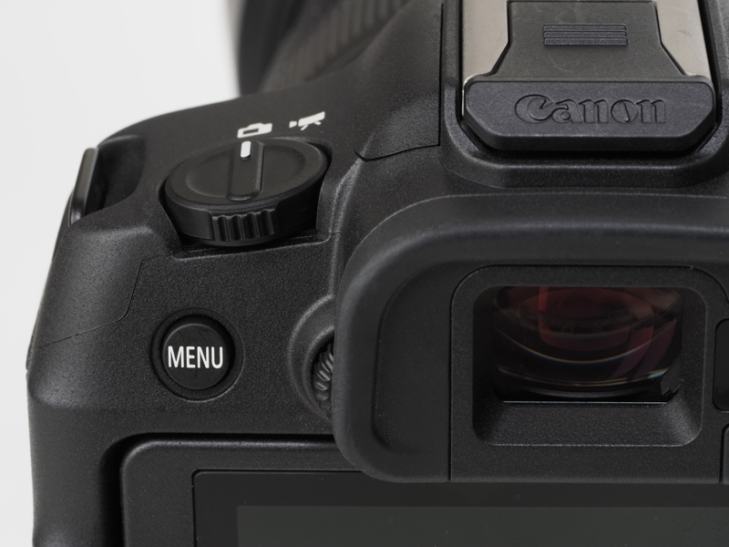 動画と静止画のモード切り替えスイッチは独立しています。EOS R7みたいにメインスイッチでこれを兼用すると、間違えてしまうことがありよろしくないのです。このスイッチもボディ上部から出っ張っていません。
