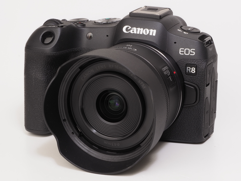 普段はEOS R7でよく使うレンズです。35mmフルサイズのR8では目一杯画角を生かせます。全体に小型軽量なので、街中のスナップではとても使いやすいですね。