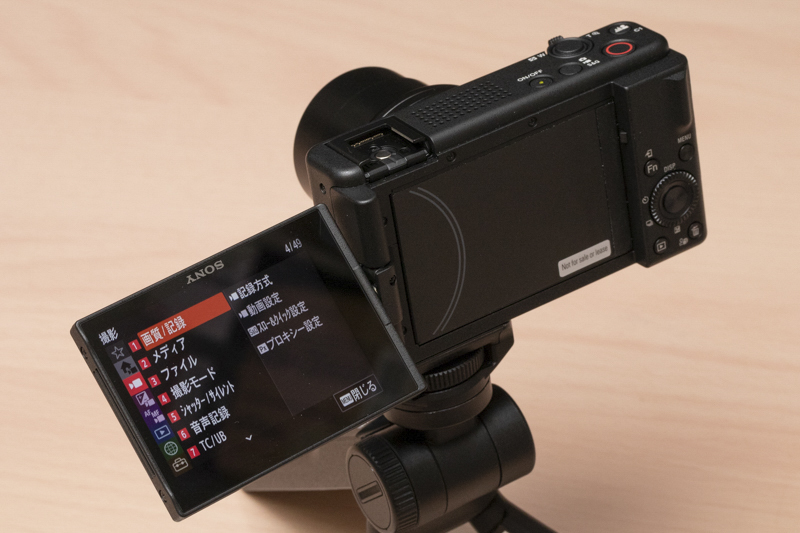 背面モニターはタッチパネルで可動式。前方にも向けられる