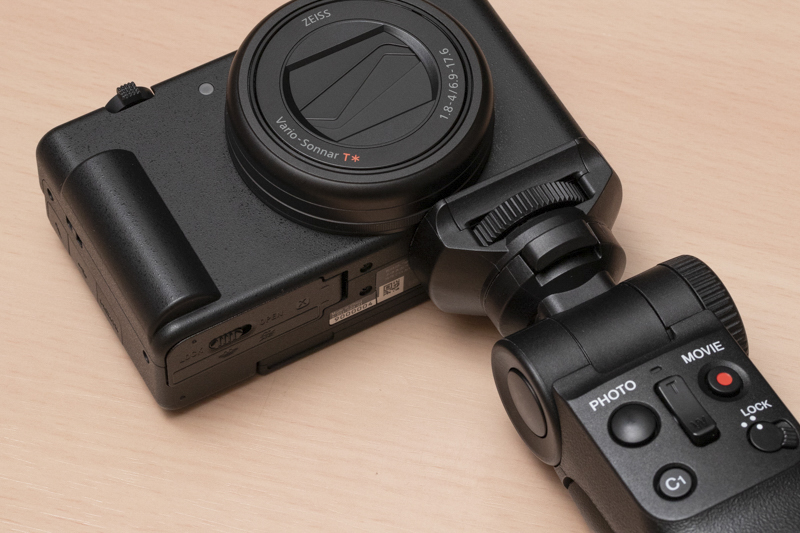 ZV-1に対して三脚穴の位置が移動し、GP-VPT2BTを付けても下部のフタが開くようになった