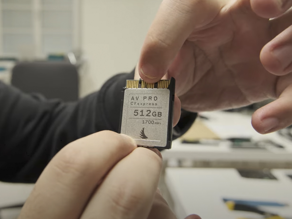 データ復旧サービスでは、壊れたパーツを交換したり、ときにはチップを交換してデータを読み出すこともあるという（YouTubeチャンネル CineD Japan「<a href="https://youtu.be/W7hsddgl7FY">Angelbird工場見学</a>」より）