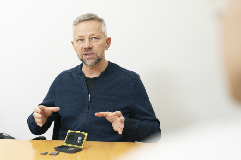 ラビッチ氏の前にあるのがAngelbirdのメモリーカードケース「Media Tank」。アルミ削り出しによるハードシェル構造で、防滴、防塵、耐衝撃、ESD、耐X線などの保護性能を持つ