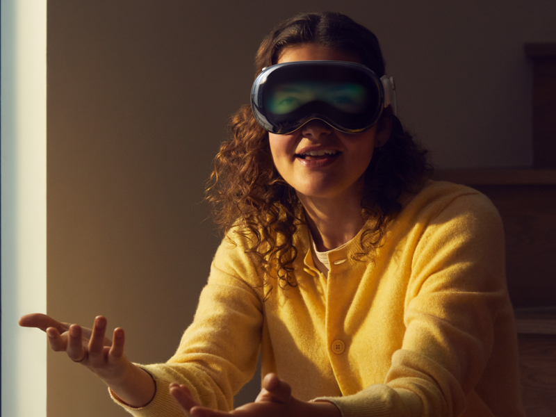 ユーザーの目を映し出した状態。目が見えることで、周囲の人とコミュニケーションが取れる状態であることを示す