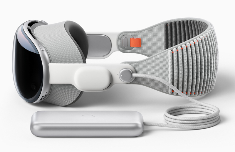 Apple Vision Pro。電源に接続するほか、手前のバッテリーユニットを使ってバッテリー動作も可能（連続2時間）。