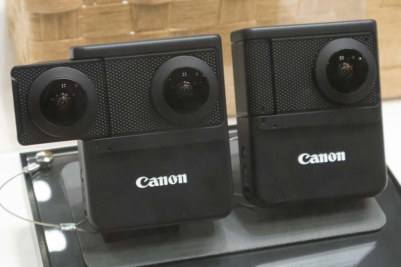 左が180°3D撮影時、右が360°撮影時の形