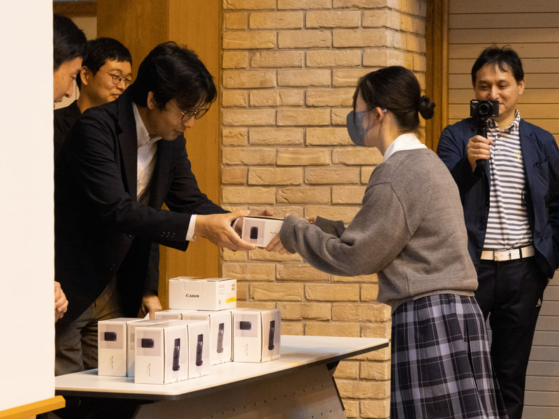 各チームにそれぞれ1台のPowerShot V10が手渡された
