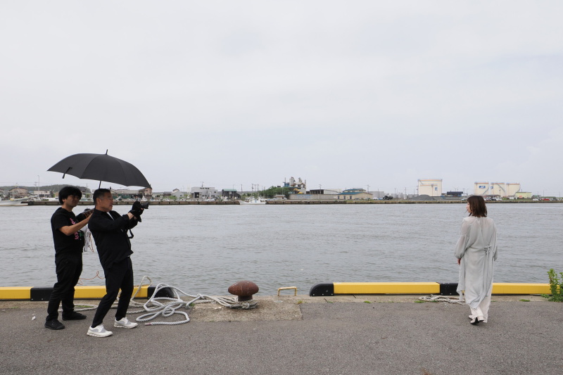 カメラのファインダーを覗かず液晶を見ているので黒傘をハレ切りに