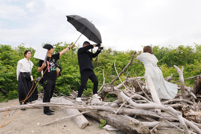 SIGMA fp Lで撮影中、アシスタントの佐藤君はソニーα1をテザー撮影が可能な状態でスタンバイさせている。ヘアメイクの堀さんも撮影に同行し、適宜髪や衣装のバランスを直してくれた