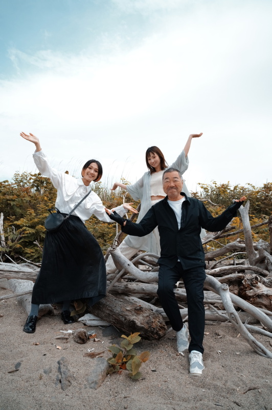 左からヘアメイクの堀美菜子さん、モデルの佐藤理美さんと