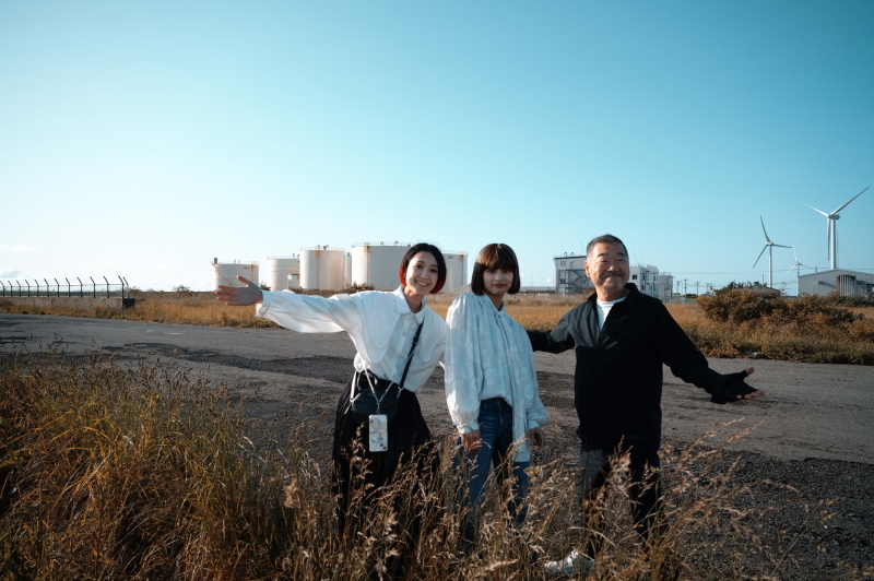 ヘアメイクの堀さん、モデルの齋藤麗菜さんと