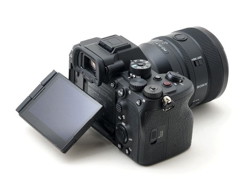 横位置・縦位置の両方でチルトできる「4軸マルチアングル液晶モニター」