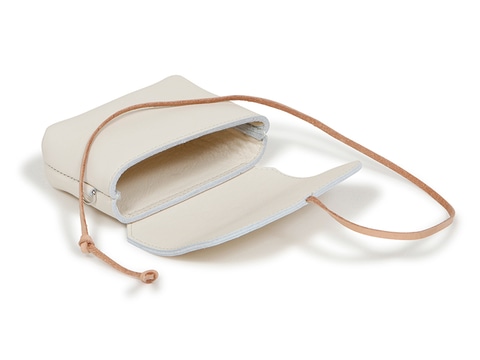 革紐固定で様々な機種に対応…コンパクトカメラ向けの「本革カメラ