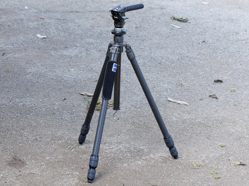 4170を、手持ちのGitzo 1型カーボン三脚に取り付けてみた。三脚の雲台取り付けベースの大きさからみても、かなり小型の雲台であることがわかるだろう